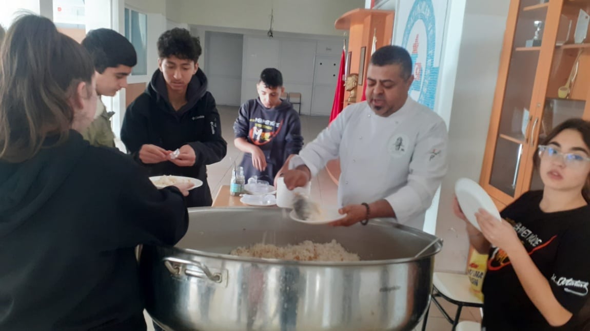 Okulumuzda Hayırseverlik Etkinliği: Öğrencilere Nohutlu Tavuklu Pilav İkramı